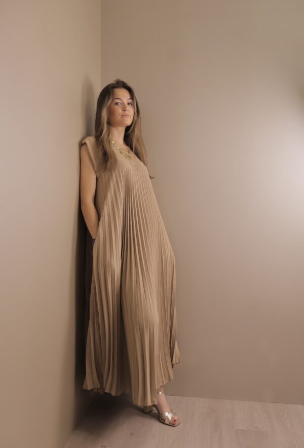ROBE LONGUE PLISEE CAMEL – Image 4