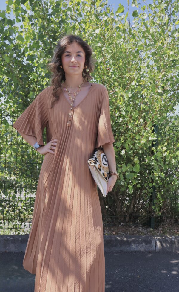Robe plissée col v camel – Image 2