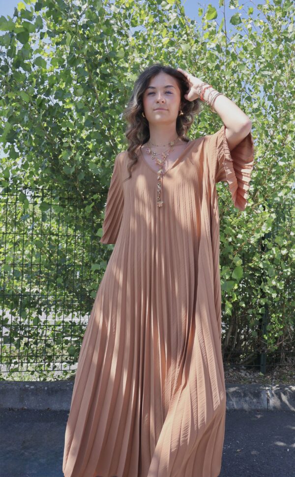 Robe plissée col v camel – Image 3