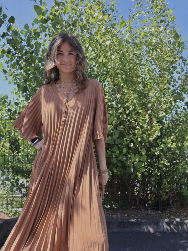 Robe plissée col v camel