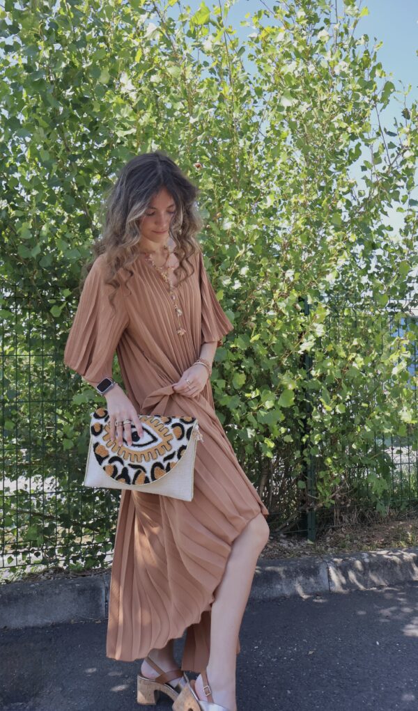 Robe plissée col v camel – Image 4
