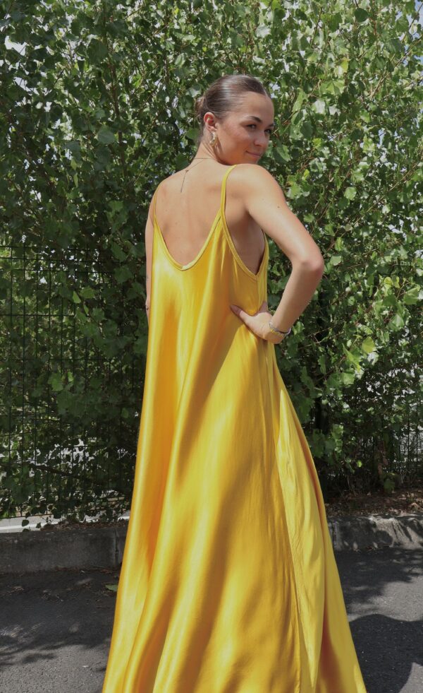 Robe longue SATIN - Ocre – Image 4